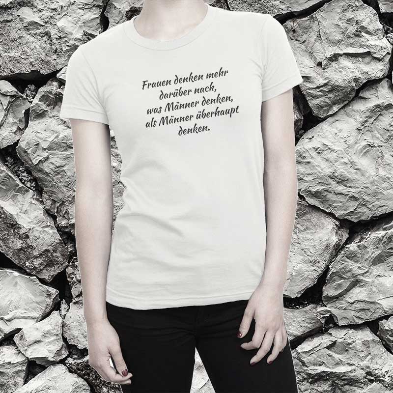 T-Shirt Spruch: Frauen denken mehr darüber nach, was Männer denken, als Männer überhaupt denken.